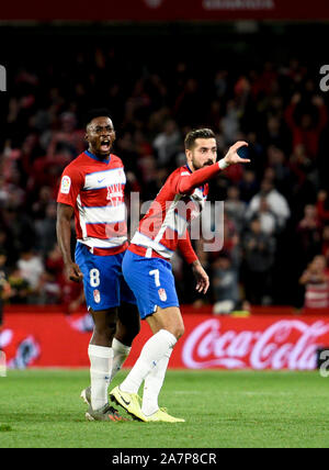 Granada, Spanien. 03 Nov, 2019. Alvaro Vadillo und Yan Eteki ein Ziel Feiern während der Liga Santander Match zwischen Granada CF und Real Sociedad. (Endstand; Granada CF 1:2 Real Sociedad) Credit: SOPA Images Limited/Alamy leben Nachrichten Stockfoto