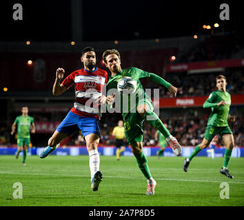 Granada, Spanien. 03 Nov, 2019. Antonio Puertas und Monreal arre in Aktion während der La Liga santander Match zwischen Granada CF und Real Sociedad. (Endstand; Granada CF 1:2 Real Sociedad) Credit: SOPA Images Limited/Alamy Live Nachrichten gesehen Stockfoto