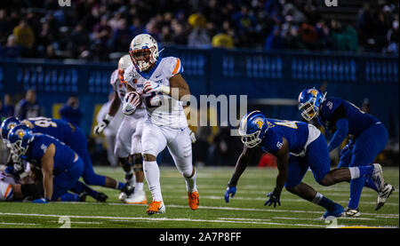 CEFCU Stadion San Jose, CA. 02 Nov, 2019. San Jose, CA Boise State Broncos zurück läuft, Andrew Van Buren (21) Läuft für eine lange Gewinn während der NCAA Football Spiel zwischen der Boise State Broncos und dem San Jose State Spartans 52-42 an CEFCU Stadion San Jose, CA gewinnen. Thurman James/CSM/Alamy leben Nachrichten Stockfoto