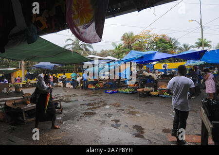 Port Antonio, Portland, Jamaica - 16. Juni 2017: Blick auf einen regnerischen Tag, der traditionelle Bauernmarkt in der Stadt Port Antonio im Portland P Stockfoto