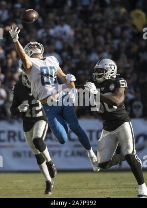 Oakland, USA. 03 Nov, 2019. Detroit Lions wide receiver Danny Amendola (80) kann nicht durchaus einen Pass von Quarterback Matthew Stafford, erreichen im vierten Viertel gegen die Oakland Raiders am Kolosseum in Oakland, Kalifornien am Sonntag, 3. November 2019. Die Räuber besiegt die Löwen 31-24. Foto von Terry Schmitt/UPI Quelle: UPI/Alamy leben Nachrichten Stockfoto