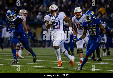 CEFCU Stadion San Jose, CA. 02 Nov, 2019. San Jose, CA Boise State Broncos zurück läuft, Andrew Van Buren (21) Läuft für eine lange Gewinn während der NCAA Football Spiel zwischen der Boise State Broncos und dem San Jose State Spartans 52-42 an CEFCU Stadion San Jose, CA gewinnen. Thurman James/CSM/Alamy leben Nachrichten Stockfoto