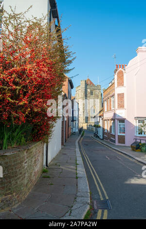 Altstadt von Hastings, Hill Street und St. Clemens Kirche im Frühjahr, East Sussex, Großbritannien Stockfoto