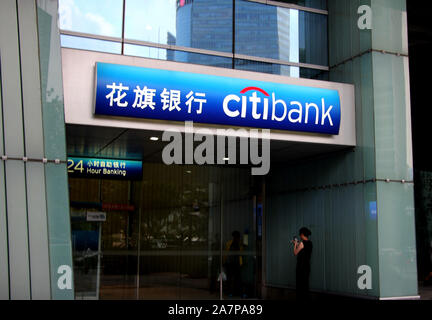 ---- Ein Kunde kommt zu einer Filiale der Citibank in Shanghai, China, 29. August 2017. Citibank wird Investitionen in den Wealth-Management-Geschäft steigern Stockfoto