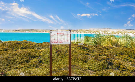 Ein Zeichen in der Nähe von Stanley, Warnung, dass Landminen, die möglicherweise noch in der Küstenregion der Yorke Bucht und Gypsy Cove, der Rest von der Falkland-krieg 1982. Stockfoto
