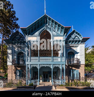 Borjomi, Georgien - 12. August 2019: Blue Palace Firuza Wahrzeichen der Thermal Stadt Bordschomi Samtskhe Javakheti region Georgien Osteuropa Stockfoto