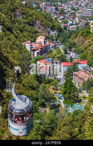 Borjomi, Georgien - 12. August 2019: Borjomi Stadtbild mit seiner Seilbahn Samtskhe Javakheti region Georgien Osteuropa Stockfoto