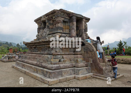 Dieng Plateau, Indonesien - August 06, 2017: Die Menschen, die in alten Tempeln in Dieng Plateau, Indonesien Stockfoto