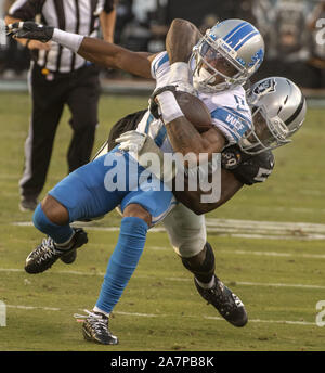 Oakland, Kalifornien, USA. 3. November, 2019. Außerhalb der Oakland Raiders linebacker Tahir Whitehead (59) packt Detroit Lions wide receiver Marvin Hall (17) am Sonntag, 3. November 2019, bei Oakland-Alameda County Coliseum in Oakland, Kalifornien. Die Räuber besiegt die Löwen 31-24. Credit: Al Golub/ZUMA Draht/Alamy leben Nachrichten Stockfoto