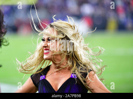 Baltimore, USA. 03 Nov, 2019. Ein Baltimore Ravens Cheerleader führt in der zweiten Jahreshälfte ein NFL Spiel bei M&T Bank Stadium in Baltimore, Maryland, Sonntag, 3. November 2019. Baltimore gewann 37-20. Foto von David Tulis/UPI Quelle: UPI/Alamy leben Nachrichten Stockfoto