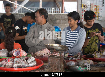 Labuanbajo, Indonesien - 17. August 2015: Eine Frau wird verkaufen Fische auf einem Straßenmarkt in Labuanbajo Stockfoto