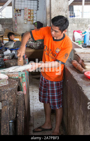 Labuanbajo, Indonesien - 17. August 2015: Foto von traditionellen exotischen Stammes- Markt in Indonesien, Fisch Verkäufer, Indonesien Stockfoto
