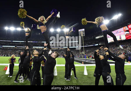 Baltimore, USA. 03 Nov, 2019. Baltimore Ravens Cheerleadern durchführen, während der ersten Hälfte von einem NFL Spiel bei M&T Bank Stadium in Baltimore, Maryland, Sonntag, 3. November 2019. Foto von David Tulis/UPI Quelle: UPI/Alamy leben Nachrichten Stockfoto