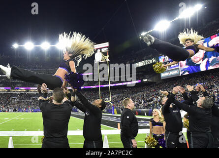 Baltimore, USA. 03 Nov, 2019. Baltimore Ravens Cheerleadern durchführen, während der ersten Hälfte von einem NFL Spiel bei M&T Bank Stadium in Baltimore, Maryland, Sonntag, 3. November 2019. Foto von David Tulis/UPI Quelle: UPI/Alamy leben Nachrichten Stockfoto