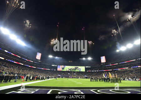 Baltimore, USA. 03 Nov, 2019. Feuerwerk während der Nationalhymne entzünden, bevor die Baltimore Ravens, die New England Patriots Gesicht bei M&T Bank Stadium in Baltimore, Maryland, Sonntag, 3. November 2019. Foto von David Tulis/UPI Quelle: UPI/Alamy leben Nachrichten Stockfoto