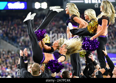 Baltimore, USA. 03 Nov, 2019. Baltimore Ravens Cheerleadern durchführen, während der ersten Hälfte von einem NFL Spiel bei M&T Bank Stadium in Baltimore, Maryland, Sonntag, 3. November 2019. Foto von David Tulis/UPI Quelle: UPI/Alamy leben Nachrichten Stockfoto