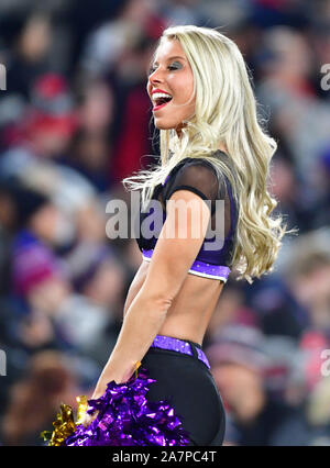 Baltimore, USA. 03 Nov, 2019. Ein Baltimore Ravens Cheerleader führt in der ersten Jahreshälfte ein NFL Spiel bei M&T Bank Stadium in Baltimore, Maryland, Sonntag, 3. November 2019. Foto von David Tulis/UPI Quelle: UPI/Alamy leben Nachrichten Stockfoto