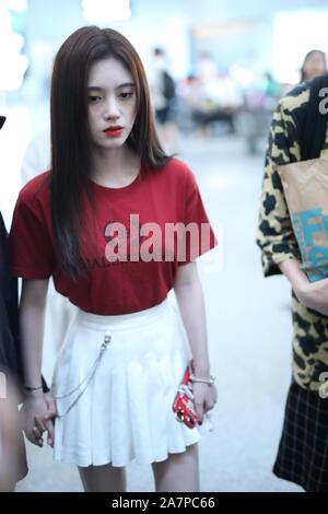 Chinesische Sängerin und Schauspielerin Ju Jingyi kommt an der Beijing Capital International Flughafen in Peking, China, 17. August 2019. T-Shirt: Balenciaga Stockfoto