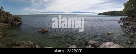 Straße von Juan De Fuca weiten Panoramablick auf die Landschaft aus Creyke Punkt im East Sooke Regional Park in der Nähe von Victoria auf Vancouver Island, BC, Kanada Stockfoto