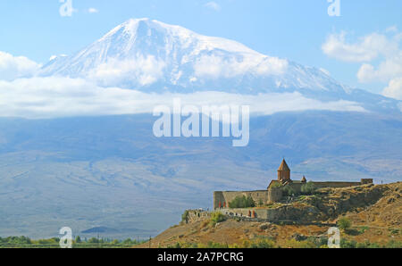 Das Kloster Khor Virap mit dem Berg Ararat im Hintergrund, einer der am meisten besuchte Ort in Armenien Stockfoto