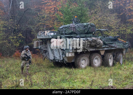 Ein Soldat der US-Armee zu Comanche Truppe, 1.Staffel, 2d-Cavalry Regiment zugeordnet demontiert von seinem stryker Infantry Carrier Vehicle-Dragoon während Dragoon Ready 20 am Joint Multinational Readiness Center in Hohenfels, Deutschland, Nov. 3, 2019. Dragoon bereit ist, bei der 7th Army Training Befehl led Übung entwickelt, Bereitschaft zu gewährleisten und Zertifizieren 2 CR-Soldaten in der NATO zur Bekämpfung der Bereitschaft und der Unified Land arbeiten. (Foto von SPC. Ethan Valetski, 5 Mobile Public Affairs Abteilung) Stockfoto