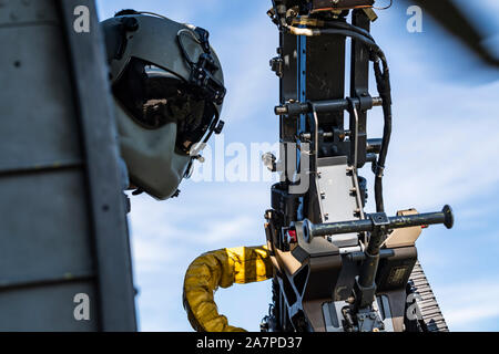 Einen Flieger auf der 41. Rescue Squadron aus HH-60G Pave Hawk sieht während der 2019 Donner über South Georgia Open House Suche und Rettung demonstration Nov. 2, 2019 zugewiesen, bei Moody Air Force Base, Ga. Die Demonstration enthalten einen HC-130J Bekämpfung King II, zwei A-10 C Thunderbolt IIs, zwei HH-60G Falken ebnen und zwei F-15E Strike Eagles zur Schau stellen Personal Recovery. Donner über South Georgia wurde von der weltbekannten US Navy Blue Angels mit einer Überschrift versehen und empfohlene mehrere Demonstrationen einschließlich der F-22 Raptor Erbe Demo Team, Rauch N Thunder jet Lkw, und die Flügel des Stockfoto