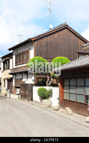 Mittelalterliche Straße mit traditionellen japanischen Häuser und Lagerhäuser in Kurashiki Bikan Bezirk, Stadt, Japan Stockfoto