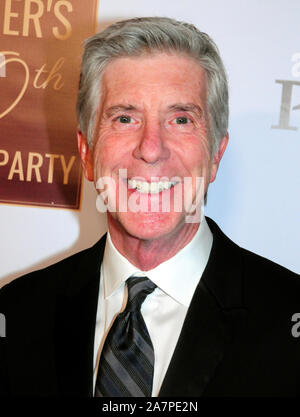 Hollywood, Kalifornien, USA, 3. November 2019 TV-Persönlichkeit Tom Bergeron besucht Ed Asner's 90th Birthday Party und Braten am 3. November 2019 im Hollywood Roosevelt Hotel in Hollywood, Kalifornien, USA. Foto von Barry King/Alamy leben Nachrichten Stockfoto