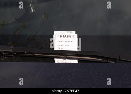 Parkplatz Verletzung Ticket unter Scheibenwischer, Luxemburg, Stockfoto