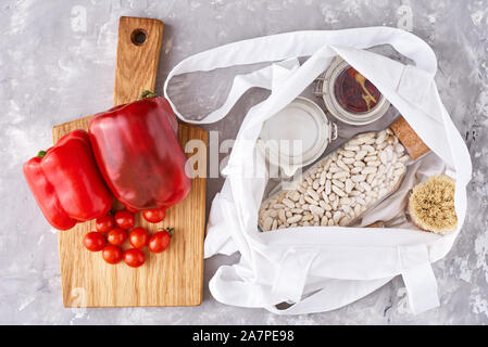 Küchengeräte Hintergrund mit Schneidebrett und wiederverwendbaren Behälter mit Lebensmittelzutaten. Null Abfall Konzept Stockfoto