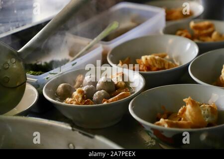 Bakso Cuanki. Frikadelle und fried Wan-tan Suppe in Bandung, West Java. Stockfoto