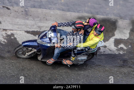 SAIGON, Vietnam, 18.Dezember 2017, vietnamesische Familie reitet ein Motorrad in den Straßen von Saigon, Vietnam. Stockfoto