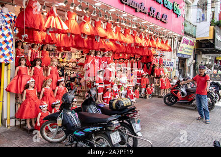 SAIGON, Vietnam, 18.Dezember 2017, Santa Claus Kostüme in einem Geschäft auf einer Straße in Ho Chi Minh Stadt. Weihnachten in Asien. Stockfoto