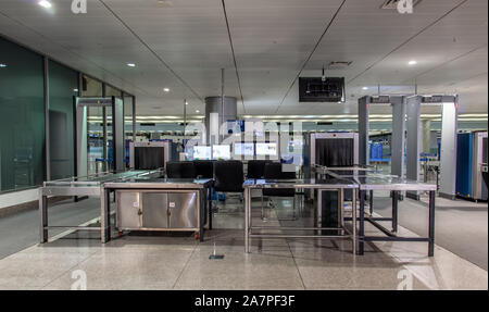 Checkpoint am Flughafen. X-ray Scanner mit Monitoren für die Erkennung von gefährlichen Gegenständen der Passagiere. Stockfoto