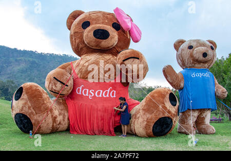 PRACHIN BURI, THAILAND, Jan 07 2018, die riesige Plüsch Teddybär auf der grünen Wiese in der Dasada Blumengarten. Stockfoto