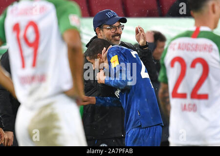 Letzte jubel Trainer David Wagner (Schalke 04) mit Amin HARIT (FC Schalke 04), Jubel, Freude, Begeisterung, Aktion, Umarmung. Fussball 1. 1. Fussballbundesliga, 10. Spieltag, Spieltag 10, FC Augsburg (A) - FC Schalke 04 (GE) 2-3, 11/3/2019 in Augsburg, WWKARENA, DFL-BESTIMMUNGEN VERBIETEN DIE VERWENDUNG DER FOTOGRAFIE ALS BILD-SEQUENZEN UND/ODER QUASI-VIDEO. | Verwendung weltweit Stockfoto