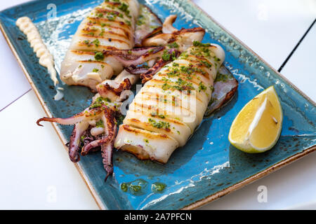 Lecker Platte mit gegrilltem Tintenfisch im Gourmet Restaurant Stockfoto
