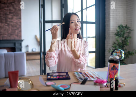 Schönheit blogger neue blog über Kosmetik und Bürsten Stockfoto