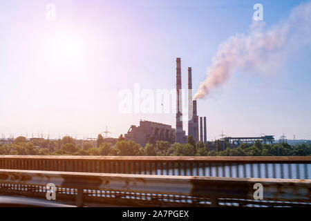 Umweltkatastrophe. Die Pflanze Rauch und Smog von den Leitungen am Nebel bewölkt. Chemische Industrie gegen den Himmel. Stockfoto