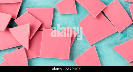 Ruby Schokolade, Overhead Panorama-aufnahme auf einem blauen Hintergrund Stockfoto