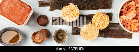 Ramen Zutaten Panorama. Getrocknete meer Gemüse Kelp, Soba, Miso einfügen, Bonito Flocken, Shiitake-Pilze, Sake, mirin, Overhead shot Stockfoto