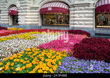 Moskau, Russland - 7. August 2019, Blumenbeete auf nikolskaya Street während des Festivals von Blumen Shop Gummi, Moskau, Nikolskaya street Stockfoto