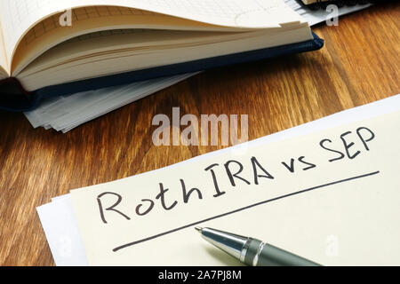 Roth IRA vs SEP handschriftlich auf dem gelben Blatt. Stockfoto