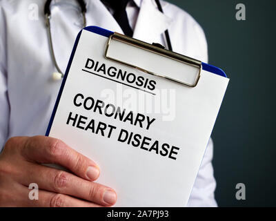Mann hält die koronare Herzkrankheit KHK oder Arterie Krankheit CAD-Diagnose. Stockfoto