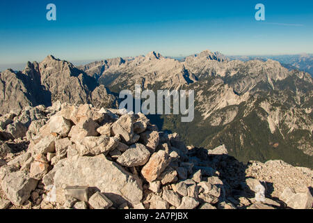 Blick von Špik in Richtung Berg Mangart Stockfoto
