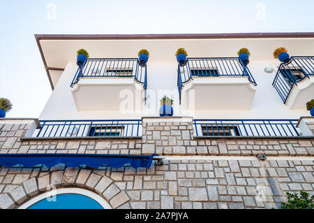 Vico Equense, Neapel, Italien - 05 September, 2019: traditionellen weiß-blauen Fassaden der Gebäude mit Pflanzen in lebendigen Töpfen dekoriert auf den Bal Stockfoto