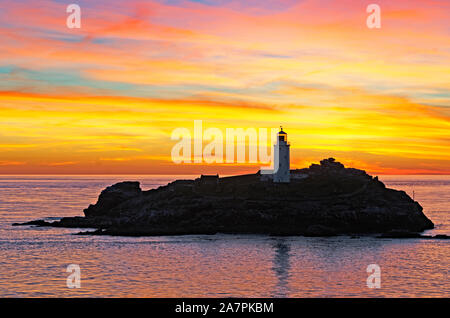 Sonnenuntergang auf Godrevy Leuchtturm, St. Ives Bay, Cornwall, England. Stockfoto
