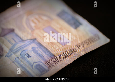 Veraltete Belarussischen zehn Rubel Banknote auf einem dunklen Hintergrund. Retro Stil Stockfoto