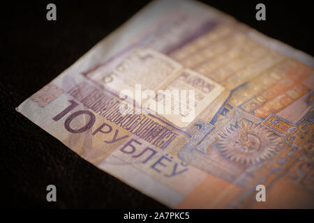 Veraltete Belarussischen zehn Rubel Banknote auf einem dunklen Hintergrund. Retro Stil Stockfoto