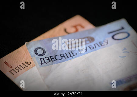 Zwei veraltete Weißrussische Banknoten der fünf und zehn Rubel auf dunklem Hintergrund. Retro Stil Stockfoto